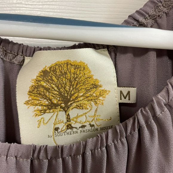 Missy Robertson women's top in a size Medium. Ruffled sleeves and hem of top. - Picture 2 of 3